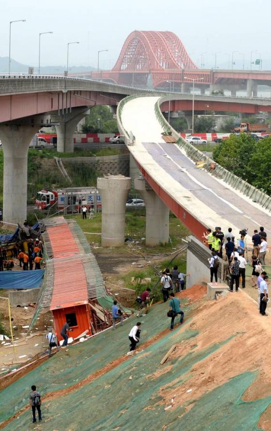 지난 2013년 7월 방화대교 남단 램프 공사현장에서 교각 상판이 무너지면서 중장비가 넘어져 공사장 인부 3명이 깔리는 사고가 발생했다./사진=뉴스1