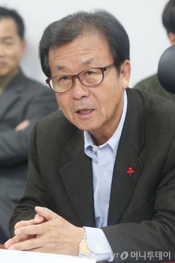 원혜영 새정치민주연합 의원이 12일 오전 서울 여의도 국회의원회관에서 진행된 머니투데이 더300 주관 '히든챔피언과 미래산업, 독일에서 배우다' 토론회에서 토론을 하고 있다.