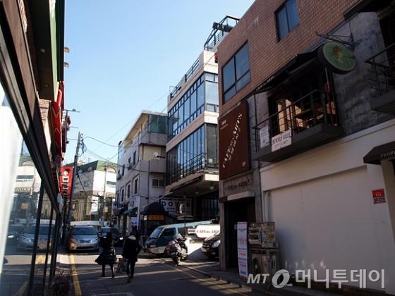 류승범이 2006년 7월 매입한 서울 강남구 신사동 소재 건물. 내부 인테리어 공사가 한창이다. / 사진=송학주 기자