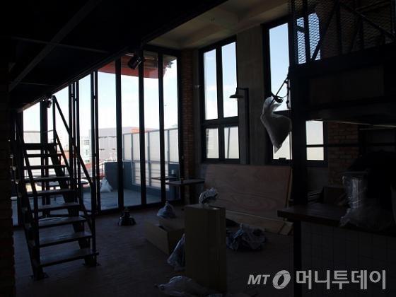 류승범이 2010년 8월 매입한 서울 강남구 신사동 소재 건물 옆 도로 모습. 주택가에 위치해 있다. / 사진=송학주 기자