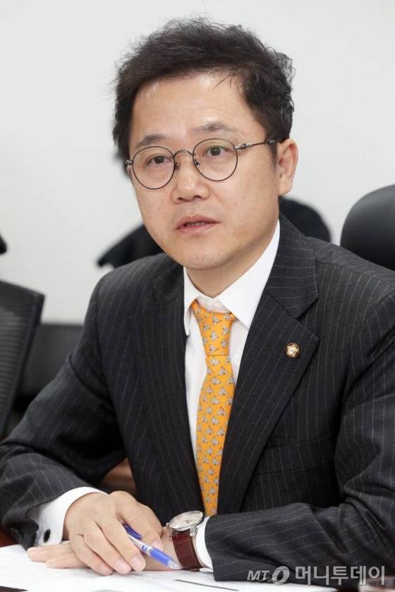 김택환 경기대 교수가 12일 오전 서울 여의도 국회의원회관에서 진행된 머니투데이 더300 주관 '히든챔피언과 미래산업, 독일에서 배우다' 토론회에서 발표를 하고 있다.