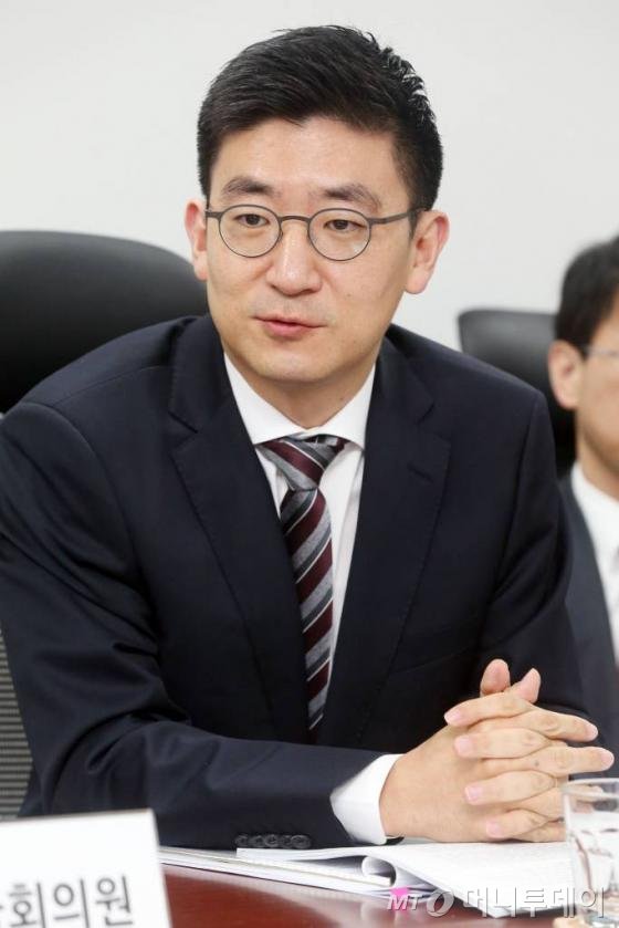 강석훈 새누리당 의원이 12일 오전 서울 여의도 국회의원회관에서 진행된 머니투데이 더300 주관 '히든챔피언과 미래산업, 독일에서 배우다' 토론회에서 토론을 하고 있다.