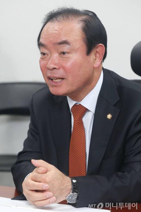 원혜영 새정치민주연합 의원이 12일 오전 서울 여의도 국회의원회관에서 진행된 머니투데이 더300 주관 '히든챔피언과 미래산업, 독일에서 배우다' 토론회에서 토론을 하고 있다.