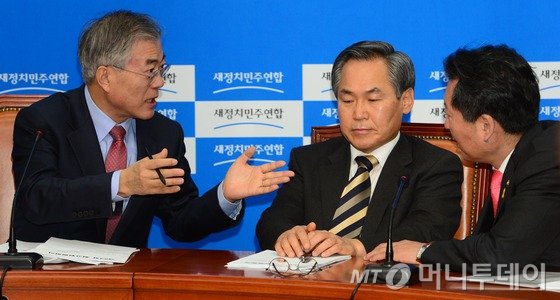 새정치민주연합 문재인 대표와 우윤근 원내대표, 정청래 최고위원이 13일 오전 서울 여의도 국회에서 열린 최고위원회의에서 이야기 나누고 있다./사진=뉴스1