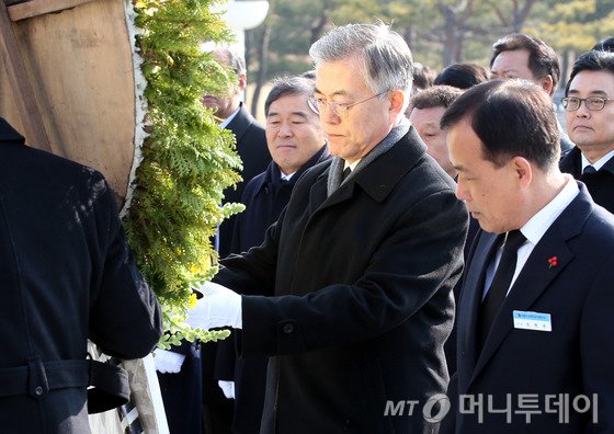 문재인 새정치민주연합 대표가 14일 오전 광주 북구 운정동 국립 5.18민주묘지를 찾아 참배하고 있다. 사진=뉴스1.