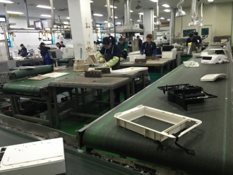 코웨이 포천공장에서 손질을 마친 사출물들이 파쇄를 위해 분쇄기로 이동하고 있다. /사진제공=코웨이