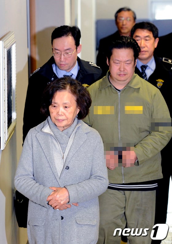 고(故) 유병언 전 세모그룹 회장 부인인 권윤자(71)씨와 유대균(44)씨 모자(사진 첫번째와 두번째)가 15일 대구 가정 법원에서 재산상속 포기 신청서에 관한 심문을 받은 뒤 26호법정에서 나오고 있다. 2015.1.15./뉴스1 ⓒ News1 정훈진 기자