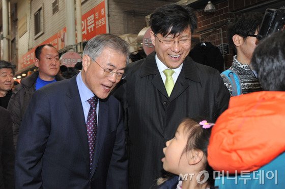 17일 오후 부산 사상구 덕포시장을 찾은 새정치연합 문재인 대표가 아이와 인사를 나누고 있다.(이승배기자) 2015.2.17/뉴스1  <저작권자 ⓒ 뉴스1코리아, 무단전재 및 재배포 금지>