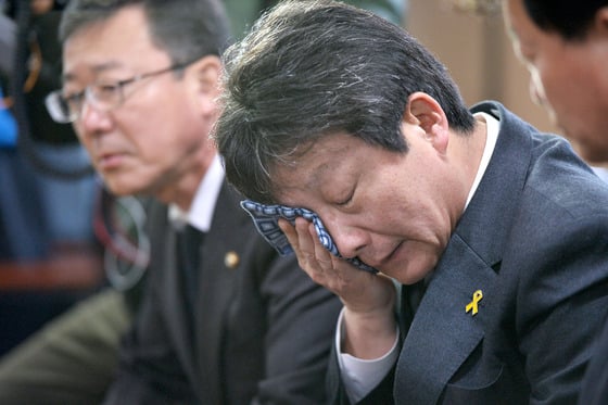 김무성 새누리당 대표(왼쪽)가 설 명절을 하루 앞둔 17일 경기 성남시 분당구 한국도로공사 스마트 교통센터를 방문해 직원들을 격려하고 있다. 같은 시각 부산 사상구 덕포시장을 찾은 문재인 새정치민주연합 대표가 시민들과 인사를 나누고 있다. 2015.2.17/사진=뉴스1