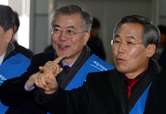 유승민 새누리당 원내대표가 17일 오후 경기도 안산시 세월호 희생자 합동분향소에서 조문을 마치고 실종자 가족과 이야기를 나누던 중 눈물을 닦고 있다. 유승민 원내대표는 이날 국회에서 열린 원내대책회의에서 세월호 인양문제를 국민의 동의를 구해 빨리 추진되도록 하겠다고 발언했다. 2015.2.17/사진=뉴스1