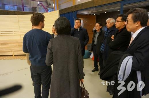 핀란드 알토대 '스타트업사우나'를 방문한 여야 국회의원들이 관계자 설명을 듣고 있다. 맨 오른쪽이 박형준 국회사무총장./국회사무처 제공