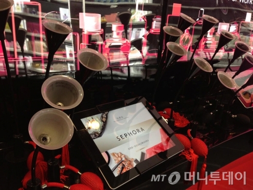 미국 세포라 화장품 체인점의 인터랙티브 향수 바