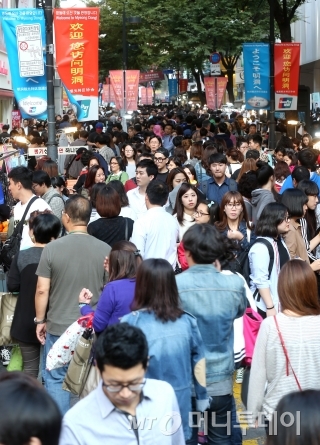 명동에서 중국인 관광객들이 많이 사용하고 있는 알리페이 사례에서 알 수 있듯, 
금융서비스는 본질상 가장 IT 서비스에 적합한 산업으로 국경을 넘어 제공되고 있다.