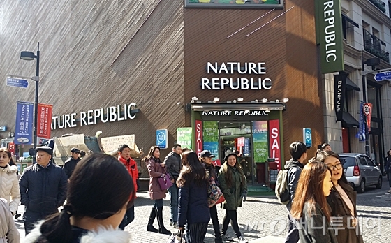 전국 표준지 중 서울 중구 충무로1가 24-2번지의 공시가격(㎡당 8070만원) 전국 최고가를 기록했다. 이 부지는 유동인구가 많은 명동역 인근에 있으며 현재 5층짜리 '네이처리퍼블릭' 건물이 들어서 있다./사진=신현우 기자