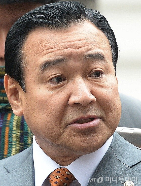 이완구 국무총리 후보자가 1월29일 오전 서울 종로구 통의동 금융감독원 연수원에 마련된 집무실에 출근하며 기자들의 질의에 답하며 눈물을 글썽이고 있다./사진=뉴스1