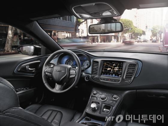 7인치 LED 풀-컬러 EVIC 디스플레이는 운전자가 원하는 형식으로 차량 정보와 피드백을 제공한다./사진제공=FCA