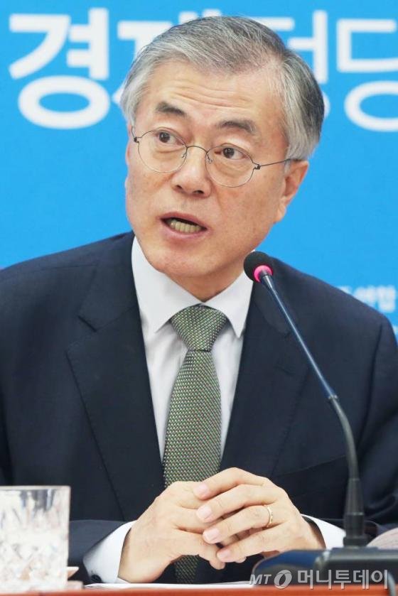 문재인 새정치민주연합 대표가 26일 오후 서울 여의도 국회의사당 새정치민주연합 당대표실에서 열린 경제지 기자간담회에서 기자들의 질문에 답하고 있다.