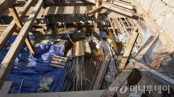 동일아파트 옆 대형 교회의 교육관이 들어설 공사현장./사진=박성대