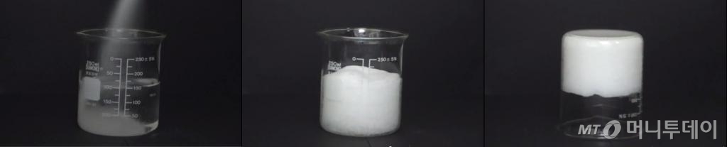 200ml 비커에 SAP 2g을 넣는 모습(왼쪽). 30여초가 지난 뒤 물을 완전 흡수한 SAP가 젤리 상태(가운데)로 변했다. 젤리 상태로 변한 SAP가 담긴 비커를 거꾸로 뒤집어도 물이 떨어지지 않는다.(오른쪽)/사진=LG화학