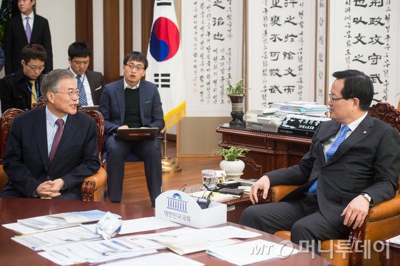 문재인 새정치민주연합 대표가 2일 서울 여의도 국회에서 정의화 국회의장을 예방해 대화를 나누고 있다/ 사진=뉴스1