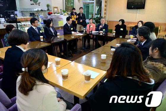 문재인 새정치민주연합 대표가 2일 오전 서울 은평구 녹번동 한 카페에서 가진 전월세 문제 타운홀 미팅에서 인사말을 하고 있다. /사진=뉴스1