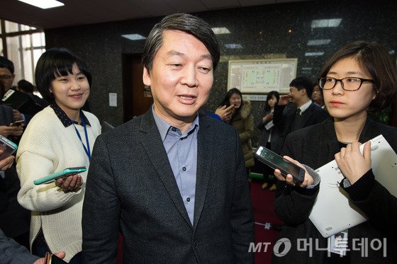 안철수 새정치민주연합 의원이 2일 서울 여의도 국회에서 열린 비공개 의원총회에 참석하고 있다. 2015.3.2/뉴스1  <저작권자 ⓒ 뉴스1코리아, 무단전재 및 재배포 금지>