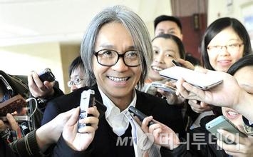 중국 양회의 전국인민정치협상회의(정협)에서는 34개 각 분야를 대표해 해당 분야의 대표 인물들이 정협 위원으로 활약하기도 한다. 사진은 2013년 양회에 정협 위원으로 참석한 영화배우 저우싱치에게 취재진이 몰린 모습. (사진=바이두)