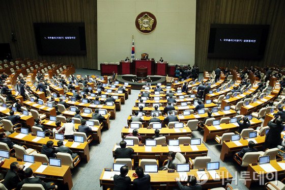 이완구 국무총리 후보자 임명동의안 표결을 위해 지난 16일 오후 서울 여의도 국회에서 여야 의원들의 참석한 가운데 본회의가 열리고 있다. / 사진=뉴스1