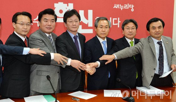 유승민 새누리당 원내대표, 우윤근 새정치민주연합 원내대표 등 여야 원내지도부가 2일 오후 서울 여의도 국회 여의도 새누리당 원내대표실에서 김영란법 본회의 처리에 관한 합의사항을 발표 후 손을 맞잡고 있다. 왼쪽부터 조해진 새누리당 원내수석부대표, 원유철 정책위의장, 유승민 원내대표, 우윤근 새정치민주연합 원내대표, 강기정 정책위의장, 안규백 원내수석부대표. 2015.3.2/뉴스1 <저작권자 ⓒ 뉴스1코리아, 무단전재 및 재배포 금지>