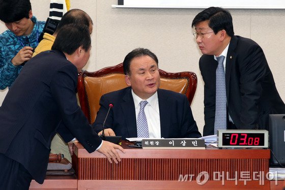 3일 오전 서울 여의도 국회에서 열린 법제사법위원회 전체회의에서 이상민 위원장(가운데)과 여야 간사인 홍일표 새누리당 의원(왼쪽), 전해철 새정치민주연합 의원이 논의하고 있다.2015.3.3/뉴스1 <저작권자 © 뉴스1코리아, 무단전재 및 재배포 금지>