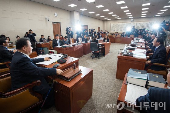 이상민 국회 법제사법위원회 위원장이 3일 서울 여의도 국회에서 열린 법제사법위원회 전체회의에서 부정청탁 및 금품 등 수수의 금지에 관한 법률안(위원회안)을 의결하고 있다. 2015.3.3/뉴스1 <저작권자 ⓒ 뉴스1코리아, 무단전재 및 재배포 금지>