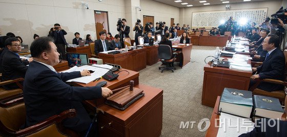 이상민 국회 법제사법위원회 위원장이 3일 서울 여의도 국회에서 열린 법제사법위원회 전체회의에서 부정청탁 및 금품 등 수수의 금지에 관한 법률안(위원회안)을 의결하고 있다. 2015.3.3/뉴스1 <저작권자 © 뉴스1코리아, 무단전재 및 재배포 금지>