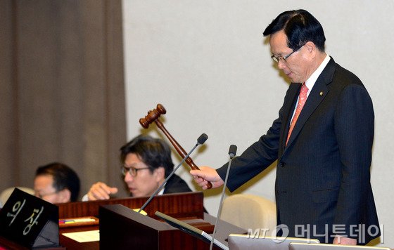 정의화 국회의장이 2월 임시국회 마지막날인 3일 오후 서울 여의도 국회에서 열린 본회의에서 국가인권위원회 위원(이경숙) 선출안 등을 상정하고 있다./ 사진=뉴스1