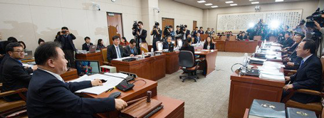 이상민 국회 법제사법위원회 위원장이 3일 서울 여의도 국회에서 열린 법제사법위원회 전체회의에서 부정청탁 및 금품 등 수수의 금지에 관한 법률안(위원회안)을 의결하고 있다. 2015.3.3/뉴스1 <저작권자 ⓒ 뉴스1코리아, 무단전재 및 재배포 금지>