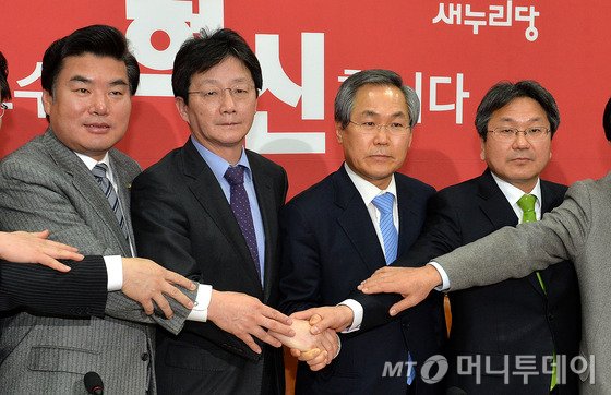 유승민 새누리당 원내대표, 우윤근 새정치민주연합 원내대표 등 여야 원내지도부가 2일 오후 서울 여의도 국회 여의도 새누리당 원내대표실에서 김영란법 본회의 처리에 관한 합의사항을 발표 후 손을 맞잡고 있다. 왼쪽부터 원유철 새누리당 정책위의장, 유승민 원내대표, 우윤근 새정치민주연합 원내대표, 강기정 정책위의장./사진=뉴스1
