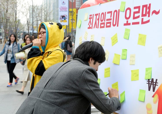 알바노조 회원들이 지난해 4월 서울 신촌역 인근에서 '최저임금인상 시민 캠페인'을 벌이고 있다./사진=뉴스1제공