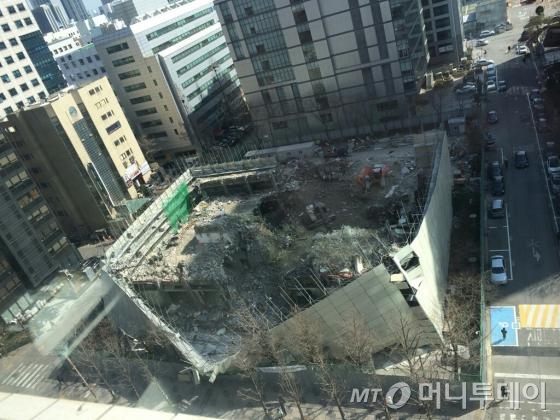 붕괴사고가 발생한 서울 여의도 국제금융로에 위치한 건물 철거현장 모습.