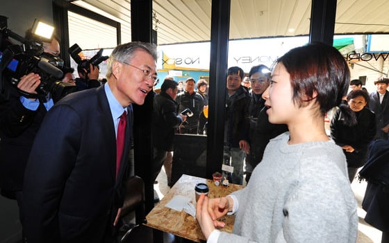 문재인 새정치민주연합 당 대표가 4일 오후 전북 전주시 남부시장 청년몰을 방문해 청년몰 관계자들과 이야기를 나누고 있다.2015.3.4/사진=뉴스1