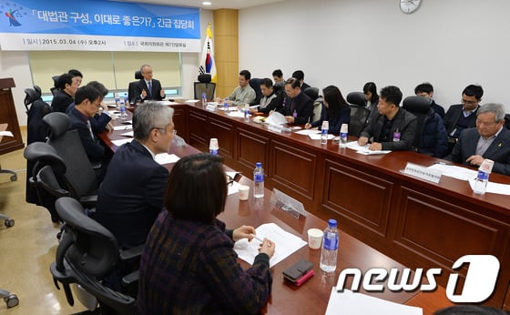 이부영 전 의원이 4일 오후 서울 여의도 국회에서 열린 '대법관 구성, 이대로 좋은가?' 긴급 집담회에서 모두발언을 하고 있다. /사진=뉴스1
