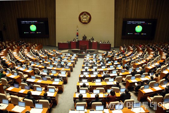 유승민 새누리당 원내대표, 우윤근 새정치민주연합 원내대표 등 여야 원내지도부가 2일 오후 서울 여의도 국회 여의도 새누리당 원내대표실에서 김영란법 본회의 처리에 관한 합의사항을 발표 후 손을 맞잡고 있다. 왼쪽부터 조해진 새누리당 원내수석부대표, 원유철 정책위의장, 유승민 원내대표, 우윤근 새정치민주연합 원내대표, 강기정 정책위의장, 안규백 원내수석부대표. 2015.3.2/뉴스1 <저작권자 ⓒ 뉴스1코리아, 무단전재 및 재배포 금지>