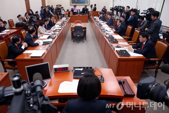 민화협 공동 상임의장인 장윤석 새누리당 의원이 5일 오후 서울 여의도 국회 정론관에서 마크 리퍼트 주한 미국대사 흉기 피습 사건 관련 기자회견을 하고 있다. / 사진=뉴스1