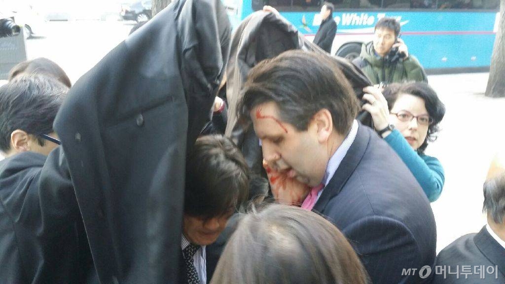 마크 리퍼트 주한 미국 대사가 조찬 강연장에서 괴한의 공격 받아 피를 흘리며 병원으로 후송됐다. / 사진=오세중 기자