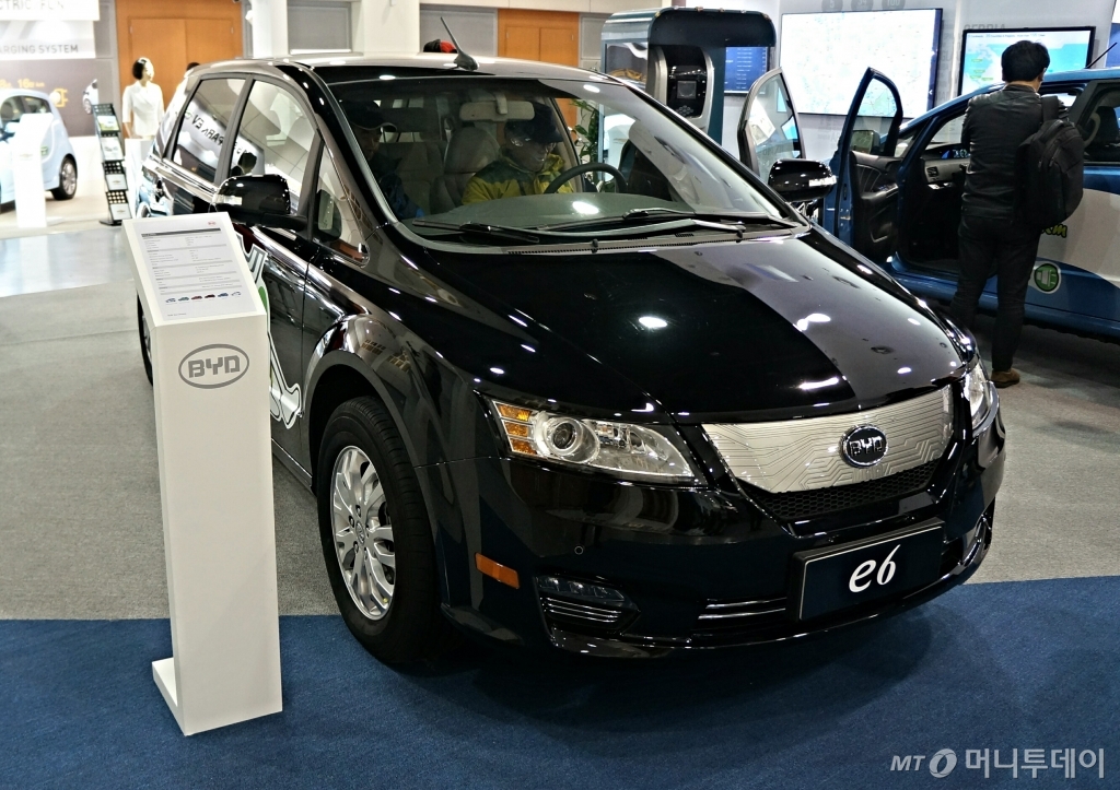 BMW전기차 i3와 BMWi 홈 충전기(작은 사진). /사진=박상빈 기자