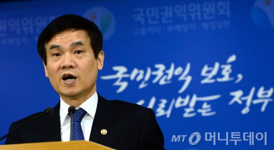 이성보 국민권익위원장이 4일 오전 종로구 세종로 정부서울청사 합동브리핑룸에서 '김영란법'(부정청탁 및 금품 등 수수의 금지에 관한 법률안) 국회 본회의 통과와 관련해 기자회견을 하고 있다.위헌 소지를 놓고 진통을 겪은 '김영란법'은 전날 법사위에서 사립학교 이사장과 이사를 막판 포함하면서 본회의에 상정ㆍ통과됐다. 2015.3.4/뉴스1