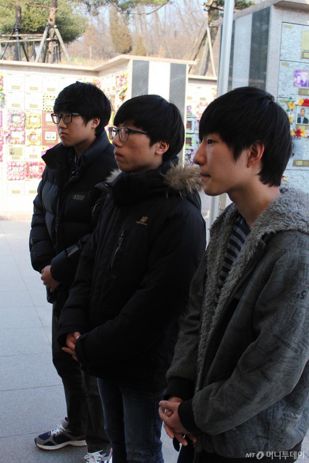 고 박수현군의 세 친구가 8일 공연에 앞서 7일 안산시 단원구 하늘공원을 찾아 친구에게 인사를 건네고 있다. 안산=김고금평 기자 danny@