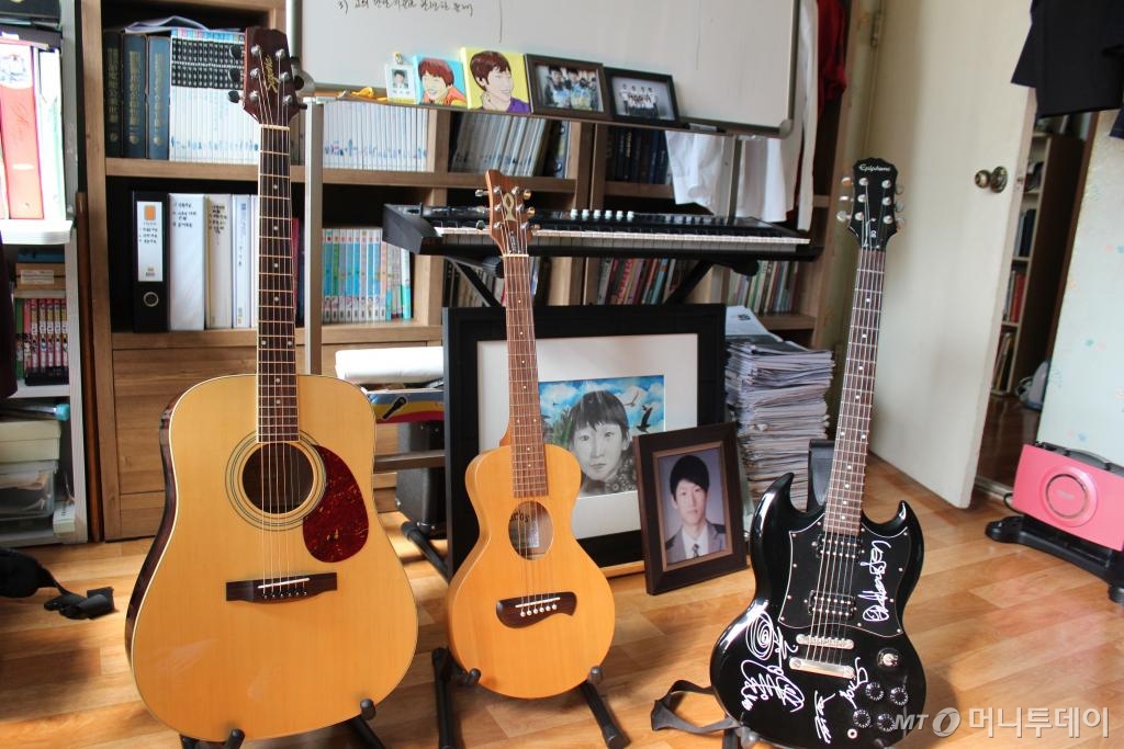 안산시 단원구 고 박수현군의 방에는 각종 악기들이 즐비하다. 수현군이 용돈을 모아 구입한 키보드와 어쿠스틱 기타 2대, 전자기타 1대가 방안에 배치돼 있다. 전자기타는 수현군의 친구 재성군이 이번 공연에서 연주하며, 가운데 수제 어쿠스틱 기타는 부활의 기타리스트 김태원이 아버지 박종대씨에게 한 TV프로그램에서 선물로 기증한 것이다. 안산=김고금평 기자 danny@