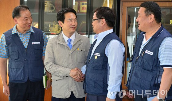 남경필 경기도지사가 '생활임금조례'에 대한 노동계 의견을 수렴하기위해 지난해 7월 14일 오후 경기도 수원 권선구 한국노총 경기지역본부 사무실을 방문해 허원 경기지역본부 의장 등과 만나 인사를 나누고 있다./뉴스1