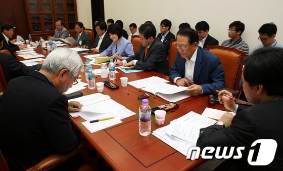 남궁기정 국방 감사 단장이 지난해 12월 17일 서울 삼청동 감사원에서 통영함 및 소해함 음파탐지기 구매 관련 방산제도 운용 및 관리실태 감사결과 발표를 하고 있다. / 사진 = 뉴스1