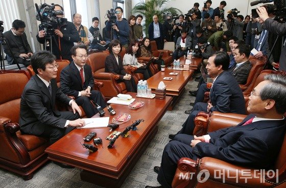 유승민 새누리당 원내대표와 우윤근 새정치민주연합 원내대표를 비롯한 여야 원내지도부가 10일 서울 여의도 국회 운영위원장실에서 열린 주례회동에서 대화를 나누고 있다. 2015.3.10/뉴스1  <저작권자 © 뉴스1코리아, 무단전재 및 재배포 금지>