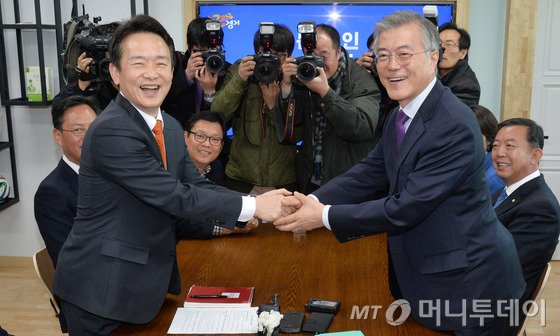 10일 경기도청을 방문한 새정치민주연합 문재인 당대표가 남경필 경기도지사와 악수를 나누고 있다./사진=뉴스1